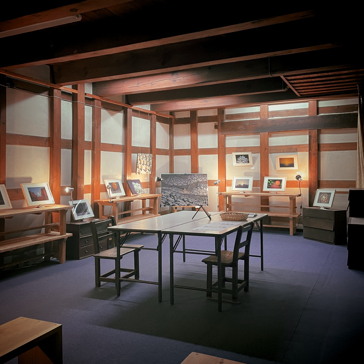 Atsushigraphによる個展 Recovery の展示風景画像です。