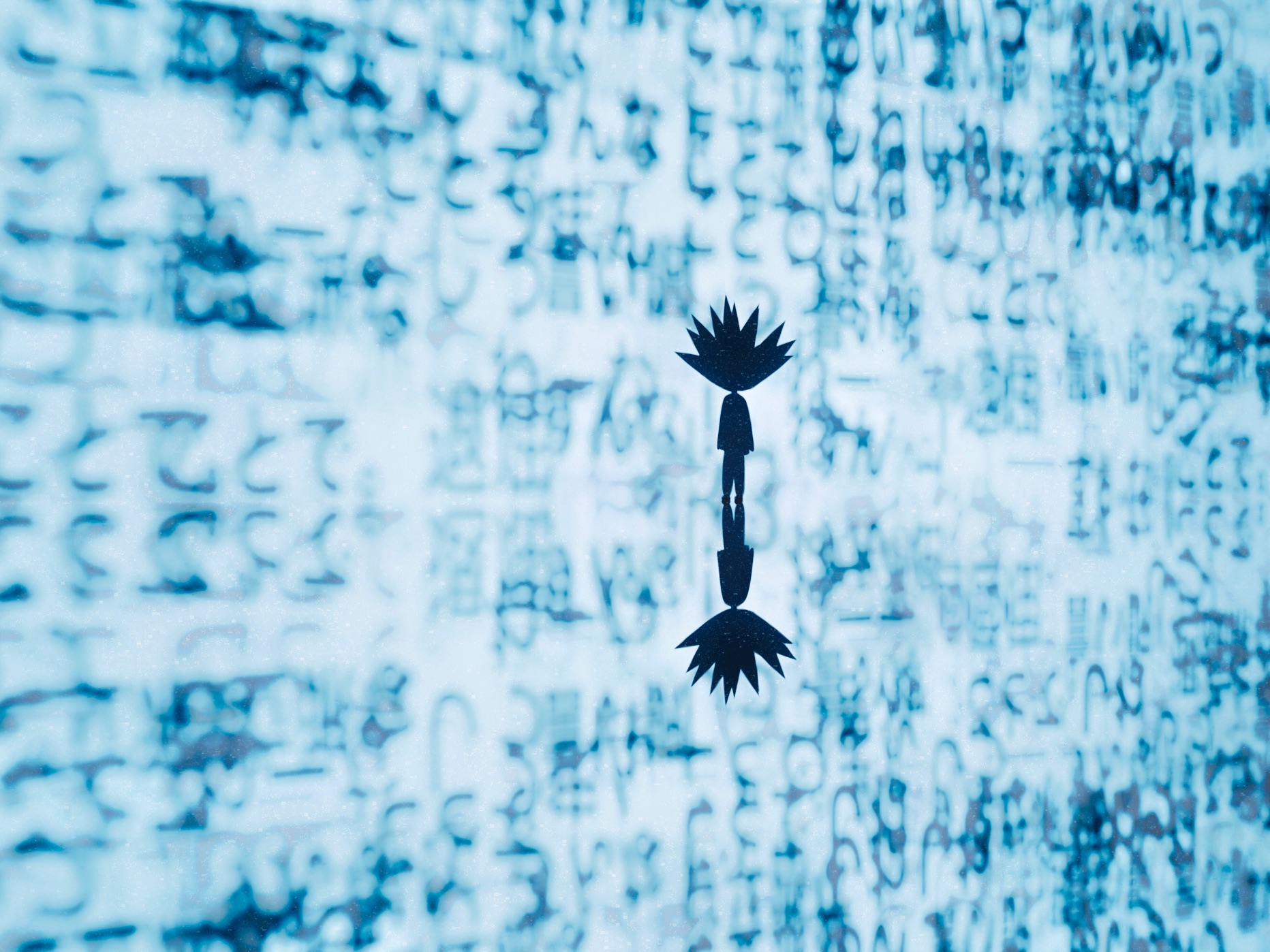 Atsushigraphのグラフィック作品「Blur Effect」の画像です。苦悶する言葉たちが壁に投影され、その光景に向き合う人の姿が描かれています。