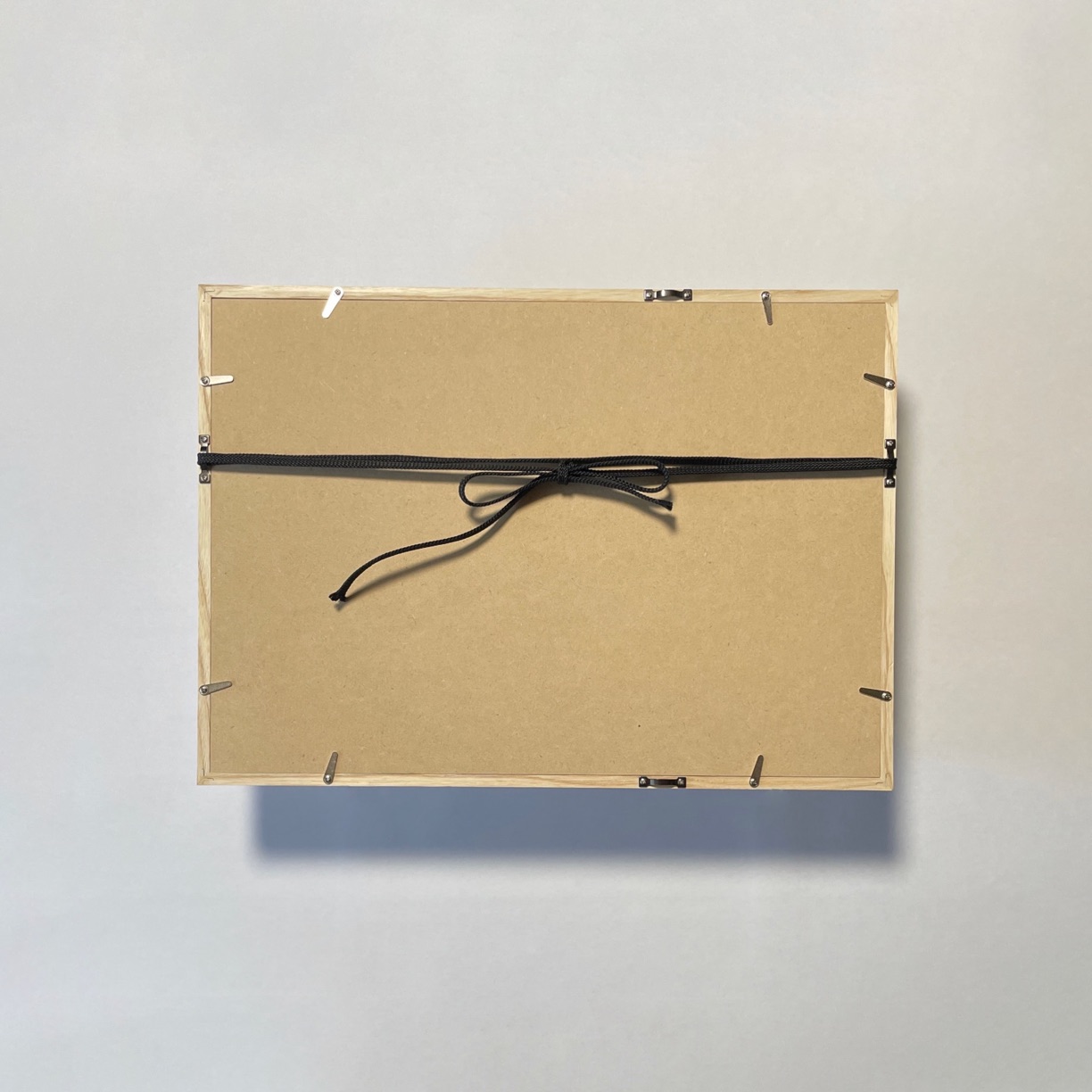 Atsushigraphのジークレー版画作品 Ghost with Budsの画像です。無垢材の木製フレームに額装されており、この写真はフレームの裏面を捉えています。