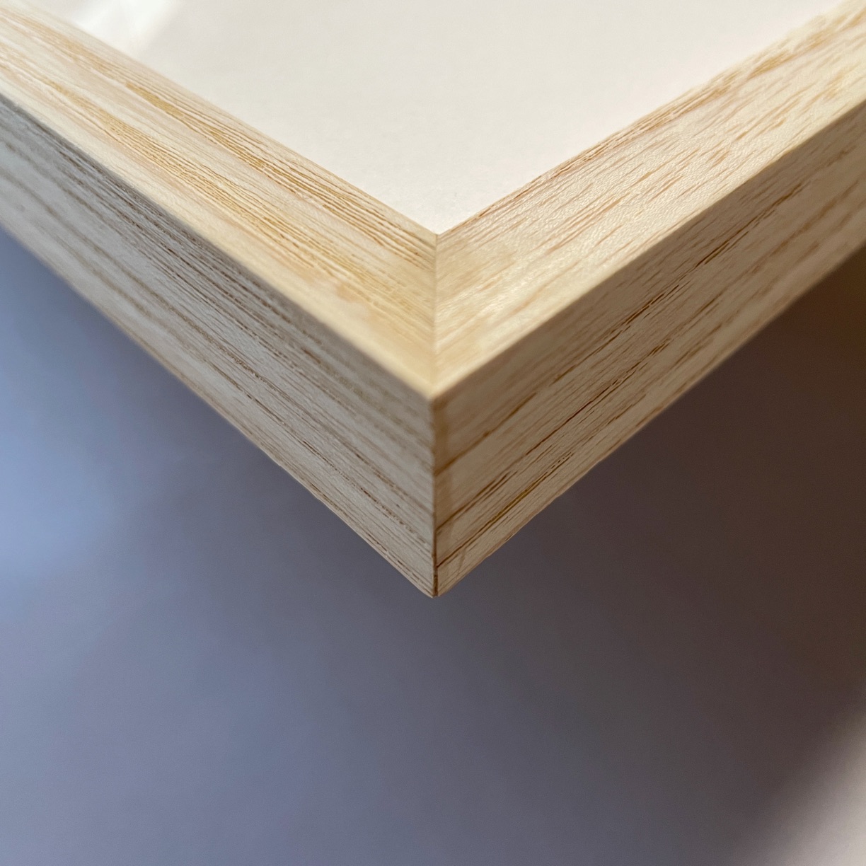 Atsushigraphのジークレー版画作品 Ghost with Budsの画像です。無垢材の木製フレームに額装されており、この写真はフレームの側面を捉えています。