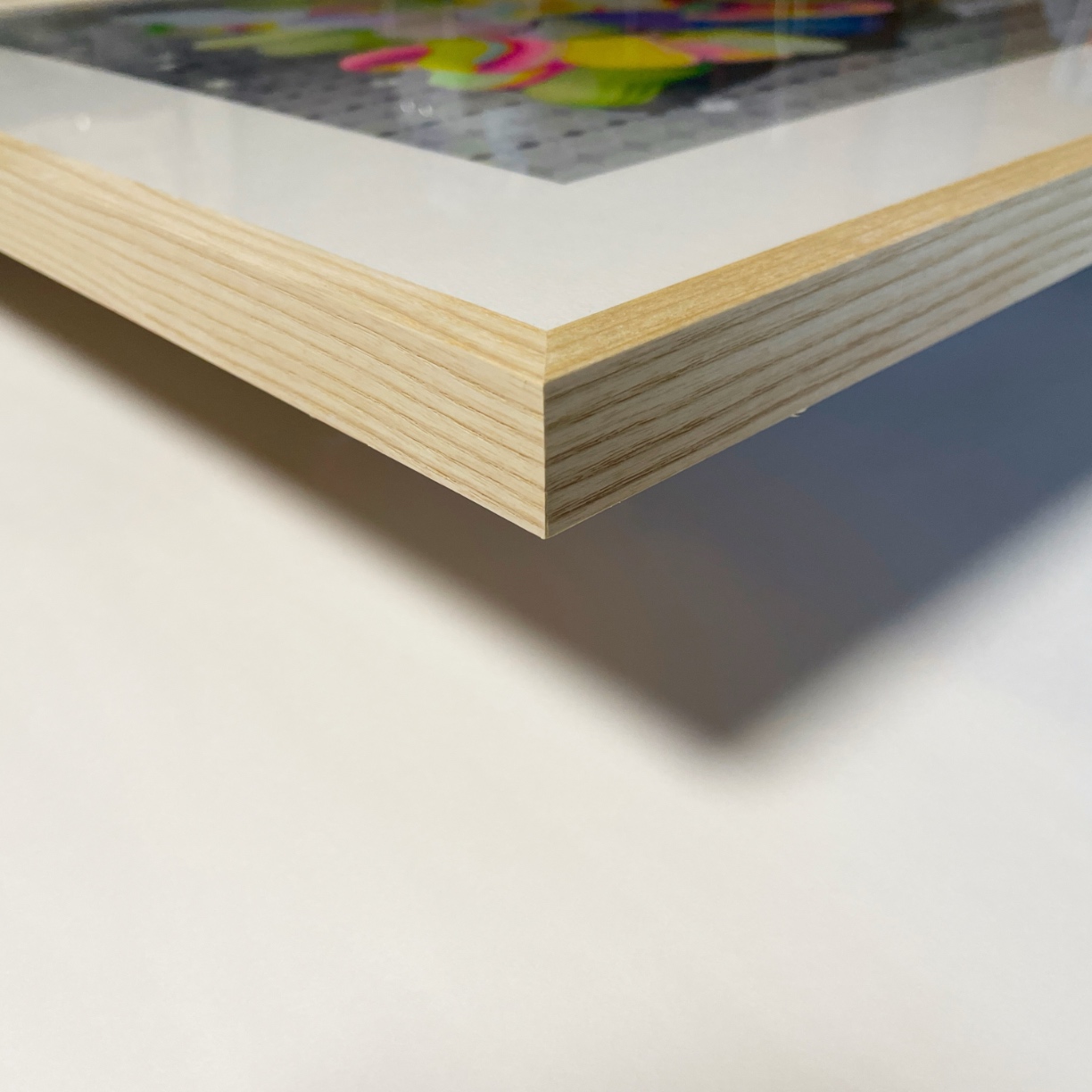 Atsushigraphのジークレー版画 Brain Remixの側面の質感を捉えた画像です。