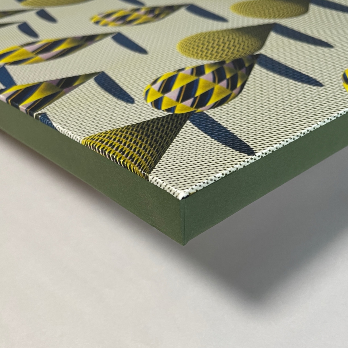 作品spotが木製パネルジークレー版画作品になった姿の画像です。この写真はパネル側面を見たときの画像です。